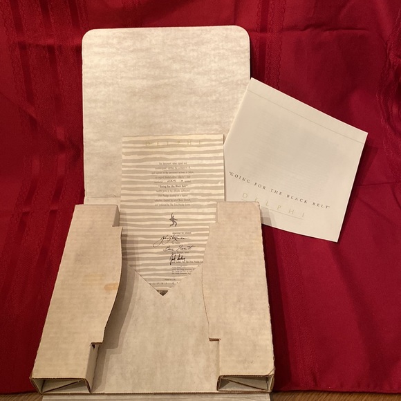 Elvis Presley: Looking at a Legend Delphi Collector Plate - 8 1/2” - Picture 6 of 7